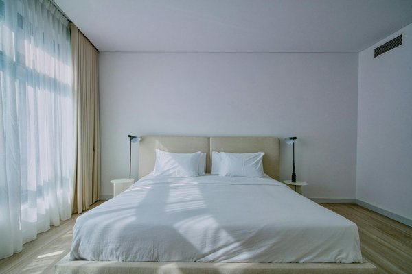 Hoe kan ik mijn accommodatiekosten verlagen tijdens mijn verblijf in Amsterdam?