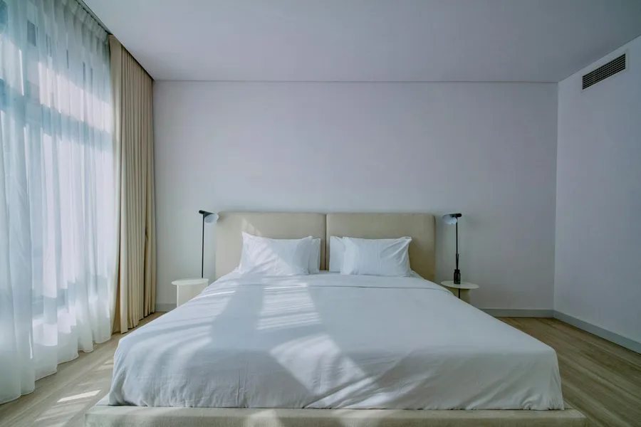 Hoe kan ik mijn accommodatiekosten verlagen tijdens mijn verblijf in Amsterdam?